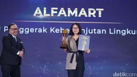 Alfamart juga konsisten menyerukan stop penggunaan kantong plastik dengan menyediakan kantong belanja ramah lingkungan (eco bag) serta tidak lagi menyediakan kantong plastik di banyak toko retail Alfamart.
