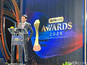 Pantun Habiburokhman Terima detikcom Awards: Bikin Haru dan Membanggakan
