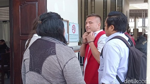 Anton Simutov (42), seusai menjalani sidang di PN Denpasar, Kamis (17/10/2024).