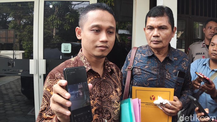 APK milik paslon Kustini Sri Purnomo-Sukamto yang berada di Kapanewon Depok, Sleman, dirusak. Foto diambil Kamis (17/10/2024). Tim kuasa hukum melapor ke Bawaslu Sleman.