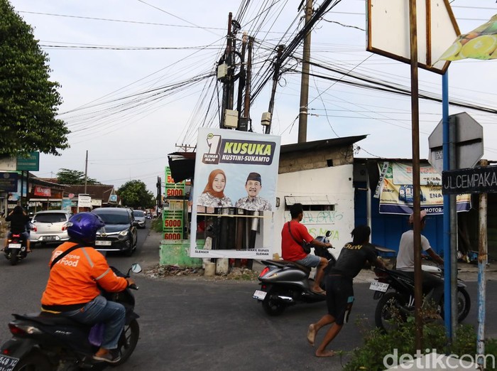 APK milik paslon Kustini Sri Purnomo-Sukamto yang berada di Kapanewon Depok, Sleman, dirusak. Foto diambil Kamis (17/10/2024). Tim kuasa hukum melapor ke Bawaslu Sleman.