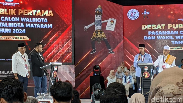 Arya-Weis dan Moham-Mujib mengikuti debat perdana Pilwalkot Mataram 2024 di Hotel Lombok Raya, Rabu (16/10/2024). (Ahmad Viqi/detikBali)