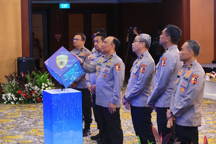 As SDM Kapolri Irjen Dedi Prasetyo dan para karo meluncurkan aplikasi Satu SDM.