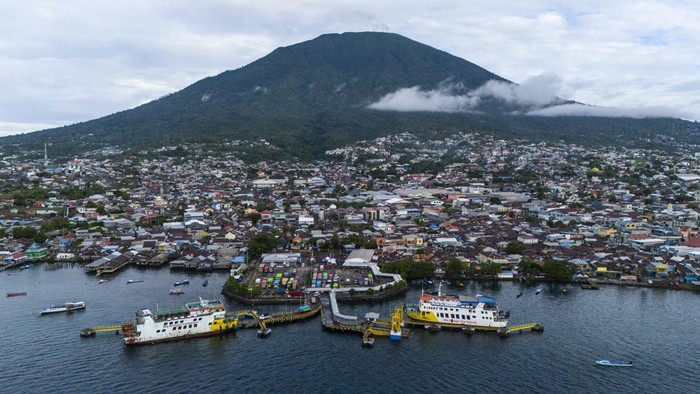 ASDP perluas konektivitas Nusantara dengan layani 304 lintasan Sejumlah kendaraan memasuki kapal feri milik ASDP di Pelabuhan Penyeberangan Ternate, Maluku Utara, Kamis (17/10/2024). PT ASDP (Persero) terus memperluas konektivitas di seluruh Nusantara hingga wilayah tertinggal, terdepan, terluar, dan perbatasan (3TP) melalui pengoperasian 304 lintasan penyeberangan yang menjangkau seluruh pelosok Indonesia untuk meningkatkan aksesibilitas antarpulau dan mendukung pertumbuhan ekonomi serta mobilitas masyarakat. ANTARA FOTO/Andri Saputra/tom.
