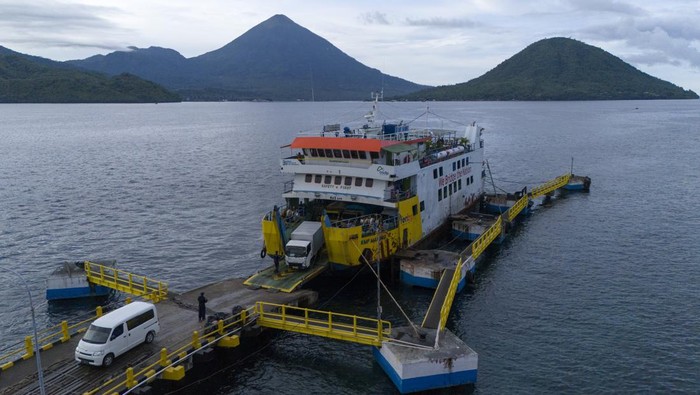 ASDP perluas konektivitas Nusantara dengan layani 304 lintasan Sejumlah kendaraan memasuki kapal feri milik ASDP di Pelabuhan Penyeberangan Ternate, Maluku Utara, Kamis (17/10/2024). PT ASDP (Persero) terus memperluas konektivitas di seluruh Nusantara hingga wilayah tertinggal, terdepan, terluar, dan perbatasan (3TP) melalui pengoperasian 304 lintasan penyeberangan yang menjangkau seluruh pelosok Indonesia untuk meningkatkan aksesibilitas antarpulau dan mendukung pertumbuhan ekonomi serta mobilitas masyarakat. ANTARA FOTO/Andri Saputra/tom.