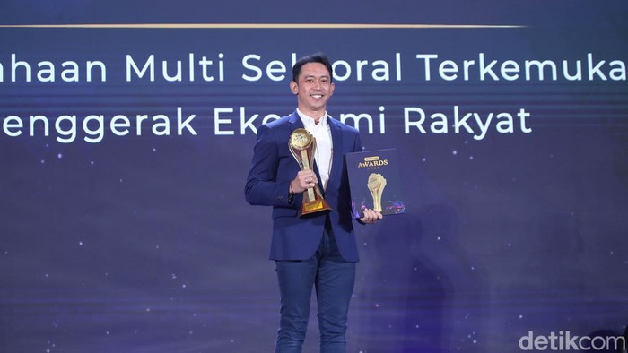 Astra International Raih Anugerah di detikcom Awards 2024 detikcom Awards 2024 memberikan anugerah Perusahaan Multi Sektoral Terkemuka Penggerak Ekonomi Rakyat untuk Astra International. Ini potretnya.