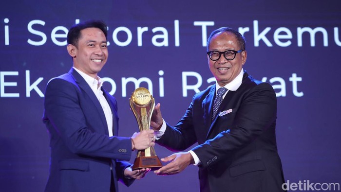 detikcom Awards 2024 memberikan anugerah Perusahaan Multi Sektoral Terkemuka Penggerak Ekonomi Rakyat untuk Astra International. Ini potretnya.