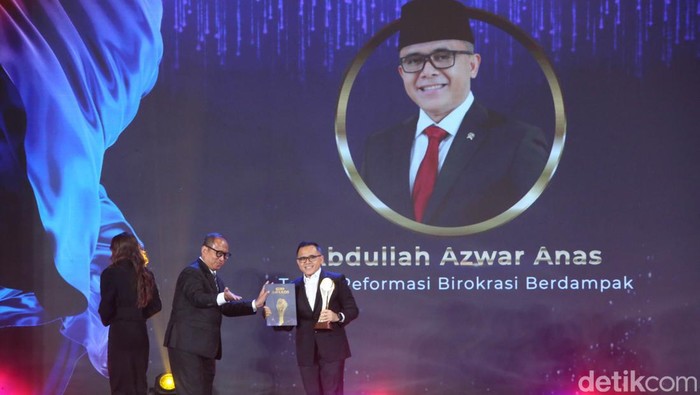 Azwar Anas Raih detikcom Awards 2024 MenPAN-RB Abdullah Azwar Anas mendapat penghargaan detikcom Awards 2024. Awar Anas dinobatkan sebagai 'Tokoh Reformasi Birokrasi Berdampak'.