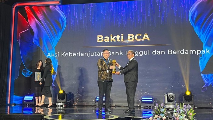 Bakti BCA menerima penghargaan di detikcom Awards 2024