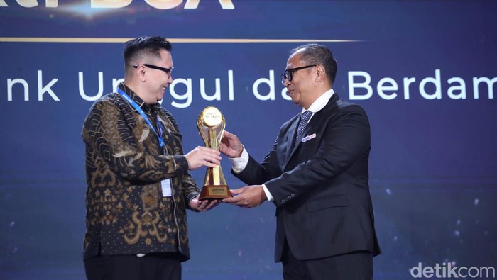 PT Bank Central Asia Tbk (Bank BCA) berkomitmen mendukung pembangunan berkelanjutan melalui Bakti BCA. Langkah tersebut diwujudkan melalui sejumlah program seperti Bakti Pendidikan, Bakti Kesehatan, Desa Bakti BCA, dan Bakti Lingkungan yang memberikan dampak besar kepada masyarakat.