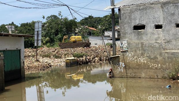 Banjir di Cipayung, Depok belum juga surut selama berbulan-bulan membuat wilayah tersebut bak 'kampung mati' (Devi/detikcom)