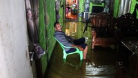 Banjir rob ini menyebabkan aktivitas warga terganggu dan rentan terhadap munculnya berbagai penyakit. 