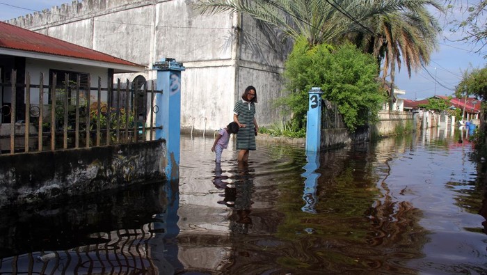 Seorang warga duduk di dalam rumahnya yang tergenang banjir rob di Kecamatan Dumai Barat, Dumai, Riau, Kamis (17/10/2024). Sejumlah kecamatan yang letaknya berdekatan dengan garis pantai di wilayah tersebut menjadi langganan banjir rob yang menyebabkan aktivitas warga terganggu dan rentan terhadap munculnya berbagai penyakit. ANTARA FOTO/Aswaddy Hamid/tom.