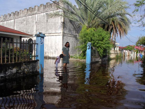 Penampakan Banjir Rob yang Melanda Dumai