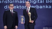Bank Mandiri juga membuktikan bahwa transformasi perbankan bisa terus dilakukan mengikuti derasnya perkembangan era digital. Mulai dari Livin by Mandiri, Kopra by Mandiri dan sistem lainnya. Memiliki tagline #BeyondSuperAPP, Livin by Mandiri terus melakukan inovasi di fitur-fitur pelayanannya. Hal itu membuat aplikasi super ini layak mendapatkan julukan sebagai supper app paling inovatif dan akrab dengan generasi muda. 