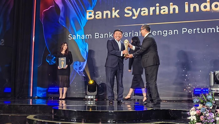 Bank Syariah Indonesia menerima penghargaan detikcom Awards 2024