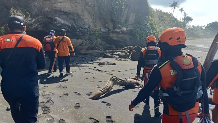 Tim SAR Bali menyisir Pantai Balian, Kecamatan Selemadeg Barat, Tabanan, Kamis (17/10/2024).