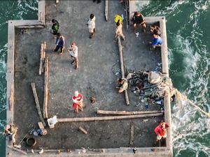 Berjibaku Menyelamatkan Puluhan Nelayan dari Jembatan Tua di Sukabumi