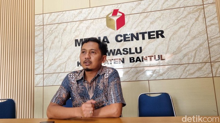 Koordinator Divisi Penanganan Pelanggaran Bawaslu Bantul, M. Rifqi Nugroho saat memberikan keterangan, Kamis (17/10/2024).