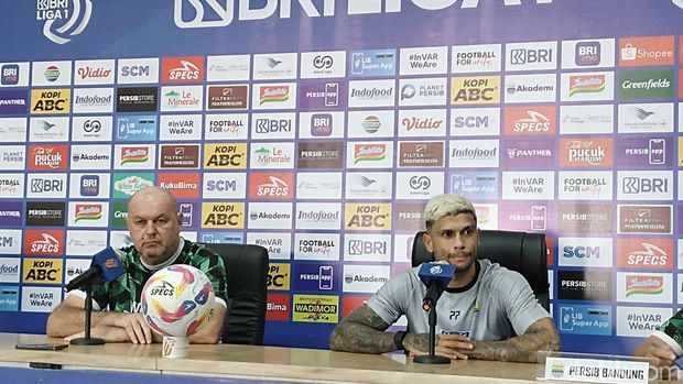 Bojan Hodak dan Ciro Alves dalam konferensi pers jelang laga Persib vs Persebaya.