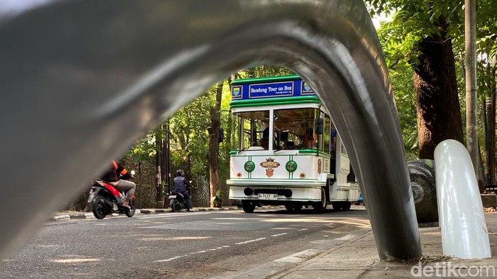Bolar atau besi pembatas di trotoar Tamansari, Kota Bandung