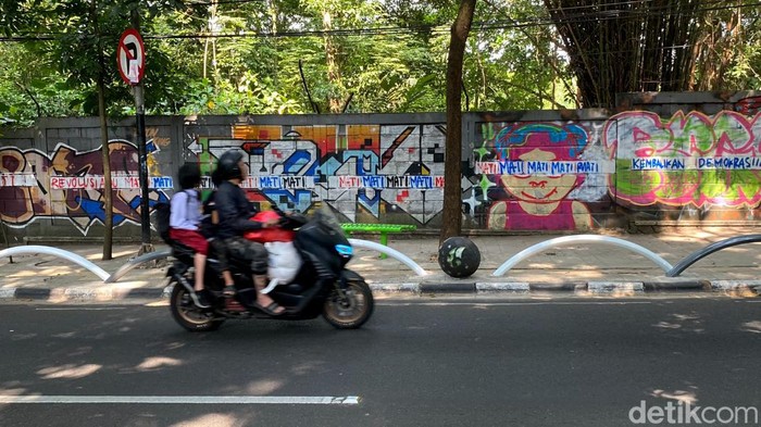 Bolar atau besi pembatas di trotoar Tamansari, Kota Bandung