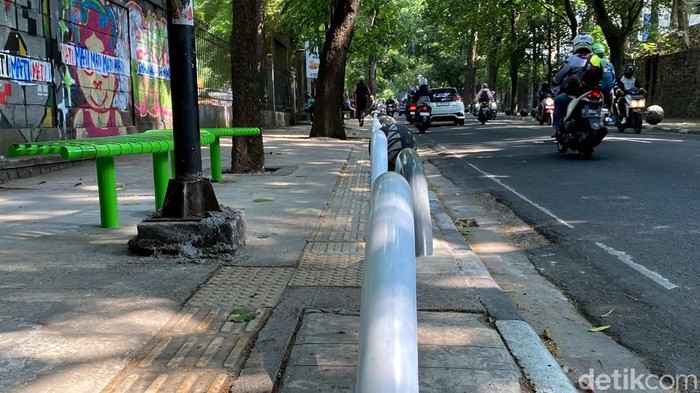 Bolar atau besi pembatas di trotoar Tamansari, Kota Bandung Bolar atau besi pembatas di trotoar Tamansari, Kota Bandung