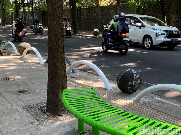 Potret Bolar, Pencegah Invasi Parkir Liar di Tamansari Bandung