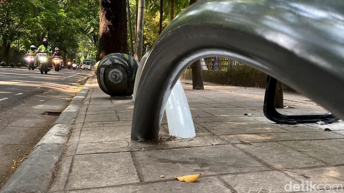 Bolar atau besi pembatas di trotoar Tamansari, Kota Bandung