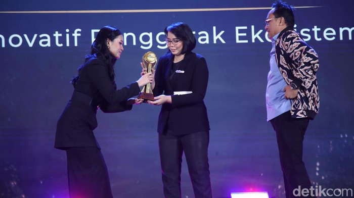 BPJPH Raih Penghargaan Lembaga Inovatif Penggerak Ekosistem Halal Badan Penyelenggara Jaminan Produk Halal (BPJPH) juga menyabet penghargaan kategori Lembaga Inovatif Penggerak Ekosistem Halal di ajang detikcom Awards 2024. Begini potretnya.