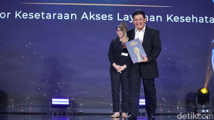 BPJS Kesehatan meraih penghargaan detikcom awards sebagai Pelopor Kesetaraan Akses Layanan Kesehatan. Penghargaan ini diberikan karena inovasi BPJS Kesehatan dalam menjamin aksesibilitas masyarakat mendapatkan pelayanan kesehatan.