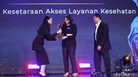 BPJS Kesehatan meraih penghargaan detikcom awards sebagai Pelopor Kesetaraan Akses Layanan Kesehatan. BPJS Kesehatan melayani berbagai layanan kesehatan mulai dari pelayanan kesehatan tingkat pertama seperti skrining kesehatan, pemeriksaan, pengobatan, pelayanan obat hingga rawat inap.