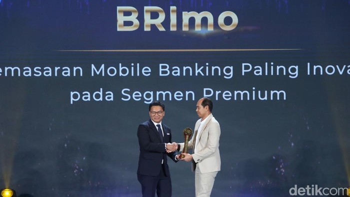 PT Bank Rakyat Indonesia (Persero) Tbk atau BRI menerima penghargaan Pemasaran Mobile Banking Paling Inovatif pada Segmen Premium dalam ajang detikcom Awards 2024. Penghargaan ini diberikan sejalan perusahaan pelat merah tersebut mengembangkan layanan finansial aplikasinya, BRImo.