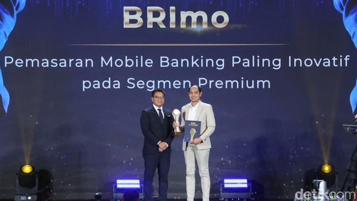 BRImo Raih Penghargaan dari detikcom PT Bank Rakyat Indonesia (Persero) Tbk atau BRI menerima penghargaan Pemasaran Mobile Banking Paling Inovatif pada Segmen Premium dalam ajang detikcom Awards 2024. Penghargaan ini diberikan sejalan perusahaan pelat merah tersebut mengembangkan layanan finansial aplikasinya, BRImo.