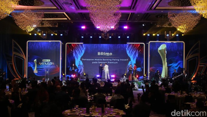 BRImo Raih Penghargaan dari detikcom PT Bank Rakyat Indonesia (Persero) Tbk atau BRI menerima penghargaan Pemasaran Mobile Banking Paling Inovatif pada Segmen Premium dalam ajang detikcom Awards 2024. Penghargaan ini diberikan sejalan perusahaan pelat merah tersebut mengembangkan layanan finansial aplikasinya, BRImo.