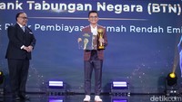 Rumah rendah emisi ini juga menerapkan efisiensi seperti efisiensi pemakaian energi, air, pengelolaan sampah, hingga pengurangan polusi. Untuk efisiensi energi, rumah rendah emisi ini diwajibkan memiliki banyak ventilasi, plafon tinggi, hingga rasio jendela terhadap tembok mencapai 15% - 30%. Untuk efisiensi air, rumah rendah emisi ini menggunakan keran debit kecil, pengolahan sanitasi yang baik, memiliki sumur resapan, hingga penggunaan air bersih dari PDAM.   