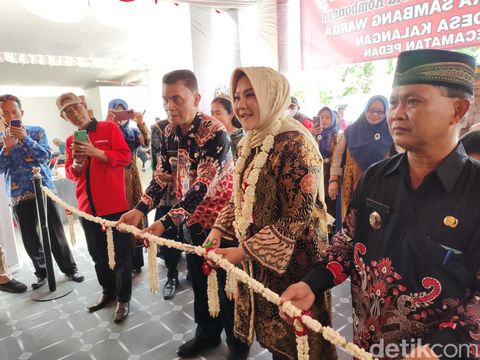 Bupati Klaten Sri Mulyani meresmikan gedung Kalangan Sports Centre di Desa Kalangan, Kecamatan Pedan, Kabupaten Klaten, Kamis (17/10/2024).