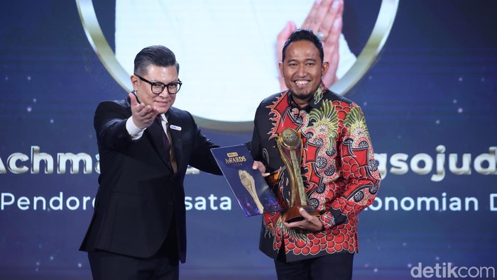 Bupati Sumenep Achmad Fauzi Jadi Tokoh Pendongkrak Pariwisata-Perekonomian Daerah Achmad Fauzi Wongsojudo selaku Bupati Sumenep juga dianugerahi sebagai Tokoh Pendorong Wisata dan Perekonomian Daerah di ajang detikcom Awards 2024.
