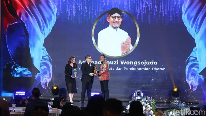 Achmad Fauzi Wongsojudo selaku Bupati Sumenep juga dianugerahi sebagai Tokoh Pendorong Wisata dan Perekonomian Daerah di ajang detikcom Awards 2024.