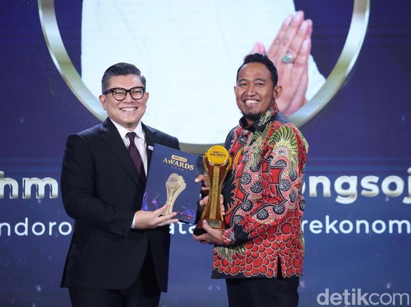 Bupati Sumenep Achmad Fauzi Dianugerahi detikcom Awards
