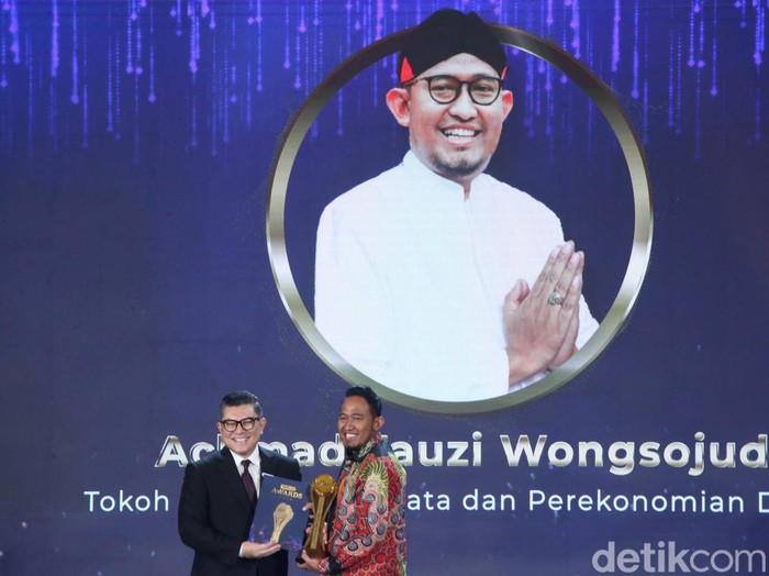 Bupati Sumenep, Achmad Fauzi meraih penghargaan dalam detikcom Awards 2024, Kamis (17/10/2024). Ia meraih penghargaan sebagai Tokoh Pendorong Wisata dan Perekonomian Daerah.