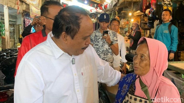 Cagub nomor urut 2 Jeje Wiradinata mengunjungi Pasar Panumbangan Ciamis.