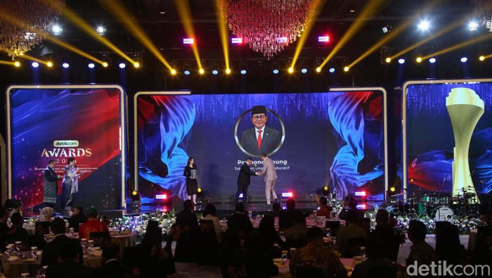 Cak Lontong Wakili Pramono Anung Raih Tokoh Pemimpin Kolaboratif Pramono Anung diganjar anugerah sebagai Tokoh Pemimpin Kolaboratif di ajang detikcom Awards 2024. Pemberian penghargaan itu diwakili oleh Cak Lontong.