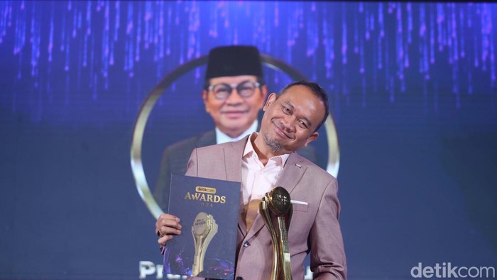 Cak Lontong Wakili Pramono Anung Raih Tokoh Pemimpin Kolaboratif Pramono Anung diganjar anugerah sebagai Tokoh Pemimpin Kolaboratif di ajang detikcom Awards 2024. Pemberian penghargaan itu diwakili oleh Cak Lontong.