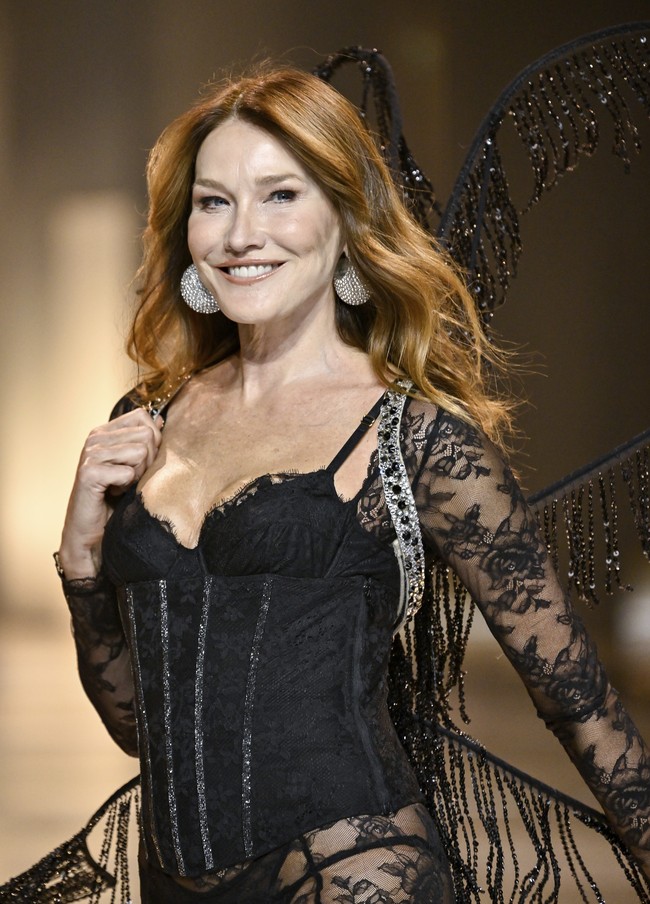 Meskipun para model Victorias Secret dulunya terkenal dengan diet ketat dan latihan fisik sebelum pertunjukan, Carla Bruni mengatakan bahwa dia tidak banyak mengubah rutinitas hariannya untuk mempersiapkan penampilannya di panggung peragaan busana. (Foto: Evan Agostini/Invision/AP)