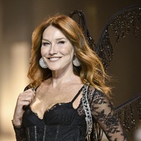 Meskipun para model Victorias Secret dulunya terkenal dengan diet ketat dan latihan fisik sebelum pertunjukan, Carla Bruni mengatakan bahwa dia tidak banyak mengubah rutinitas hariannya untuk mempersiapkan penampilannya di panggung peragaan busana. (Foto: Evan Agostini/Invision/AP)