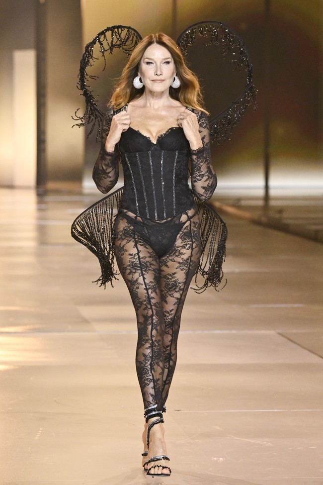 Model senior berdarah Italia-Prancis ini memulai kariernya pada 1987, ketika berusia 19 tahun. Ia beberapa kali digandeng oleh rumah mode papan atas seperti Chanel, Versace, Dior, Givenchy, dan Saint Laurent selama bertahun-tahun. (Foto: Evan Agostini/Invision/AP)