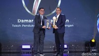 Damar selalu memastikan Pegadaian memberikan layanan yang mudah untuk diakses oleh masyarakat seperti penyediaan pinjaman yang berbasis gadai yang sederhana.  