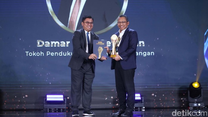 Direktur Utama Pegadaian Damar Latri Setiawan diganjar Tokoh Pendukung Inklusivitas Keuangan di detikcom Awards 2024. Ia mendukung keuangan yang inklusif bagi masyarakat.