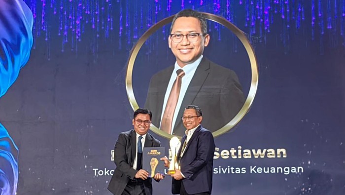 Damar Latri Setiawan meraih penghargaan Tokoh Pendukung Inklusivitas Keuangan di detikcom Awards 2024
